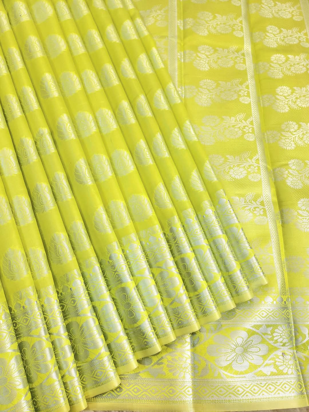 প্রিমিয়াম কাতান শাড়ি – রাজকীয় সৌন্দর্যের প্রতিচ্ছবি