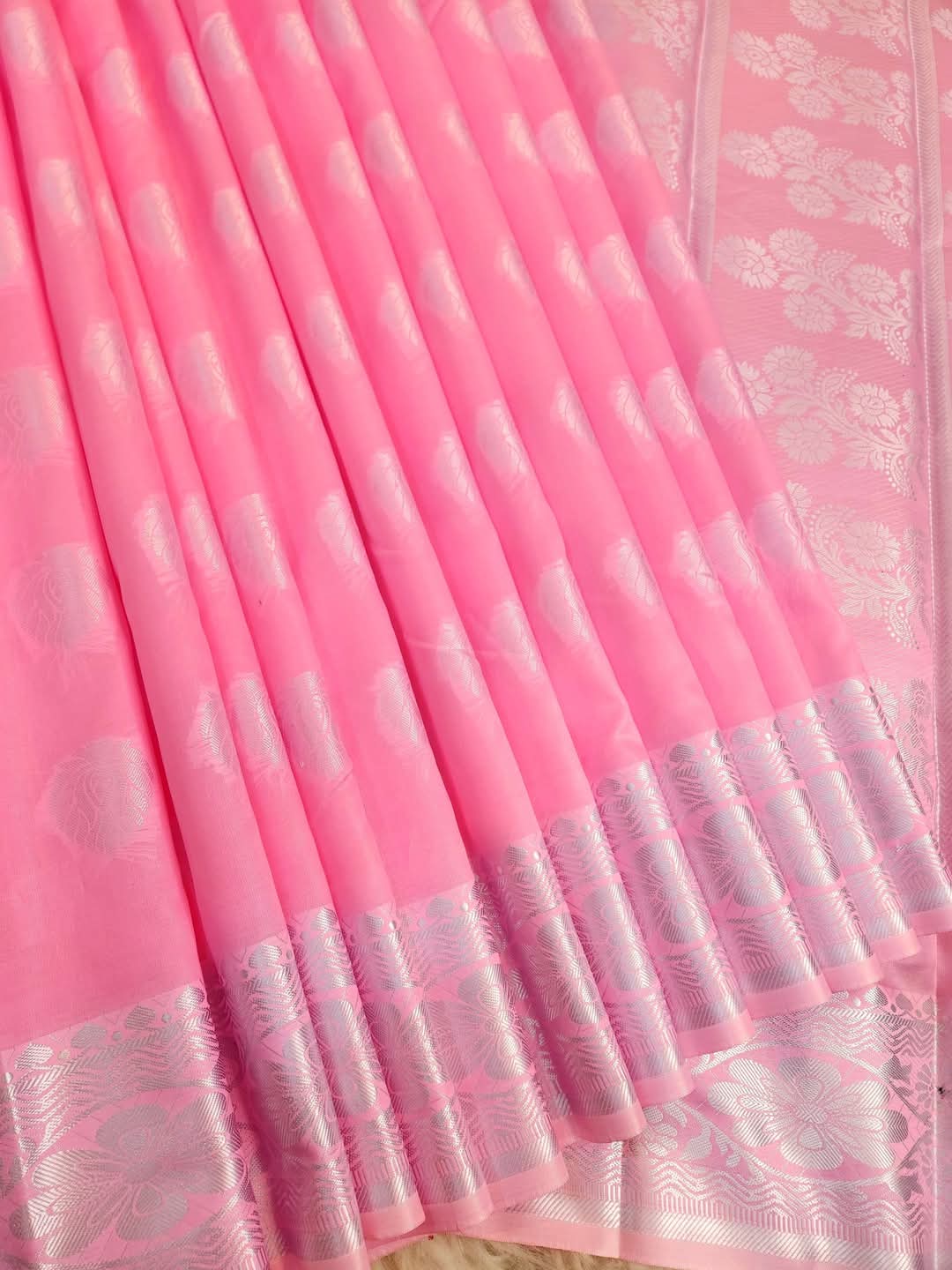 প্রিমিয়াম কাতান শাড়ি – রাজকীয় সৌন্দর্যের প্রতিচ্ছবি